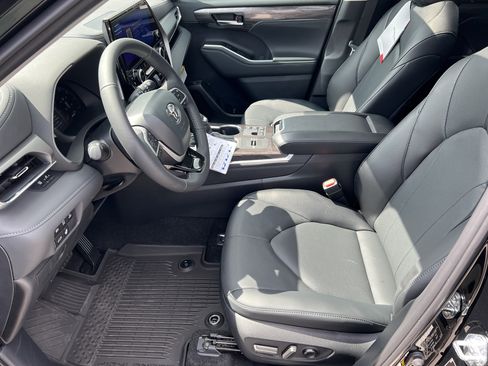 New 2026 Toyota Highlander Limited AWD/4WD image 9