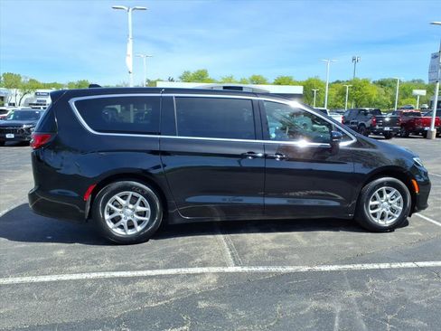 Used 2025 Chrysler Pacifica Select FWD image 8