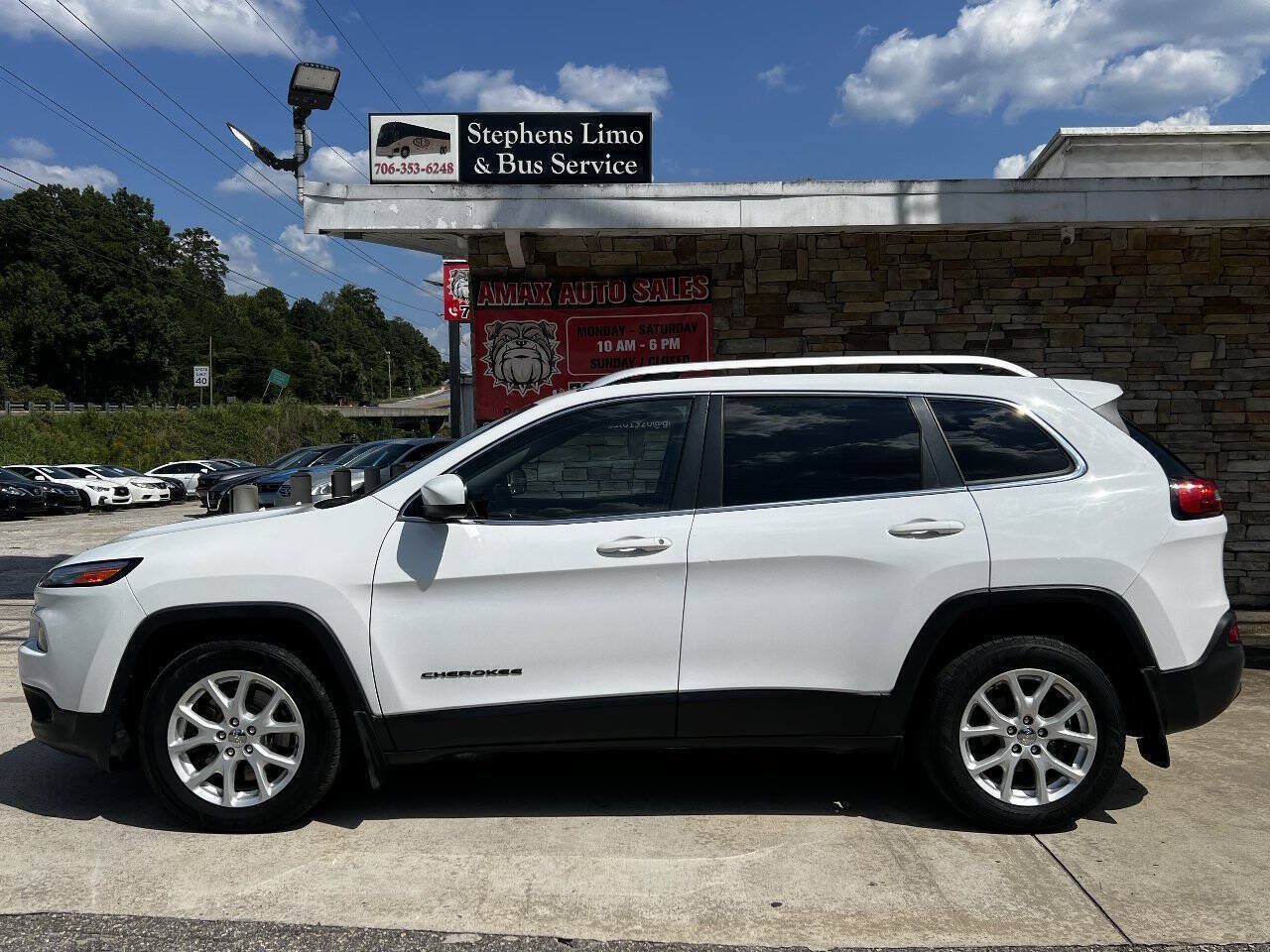 Used 2017 Jeep Cherokee Latitude w/ Comfort & Sound Group FWD image 3