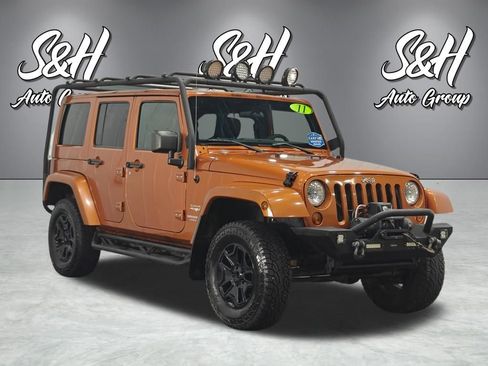 Used 2011 Jeep Wrangler Unlimited Sahara w/ Trailer Tow Group AWD/4WD image 2