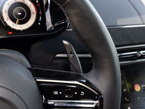 Used 2025 Aston Martin V8 Vantage Coupe RWD image 32
