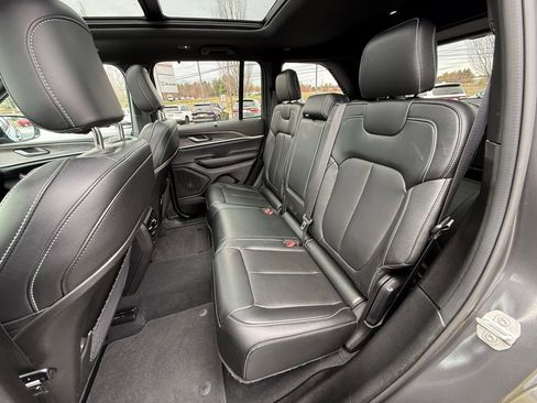 Used 2024 Jeep Grand Cherokee Limited w/ Luxury Tech Group II image 32