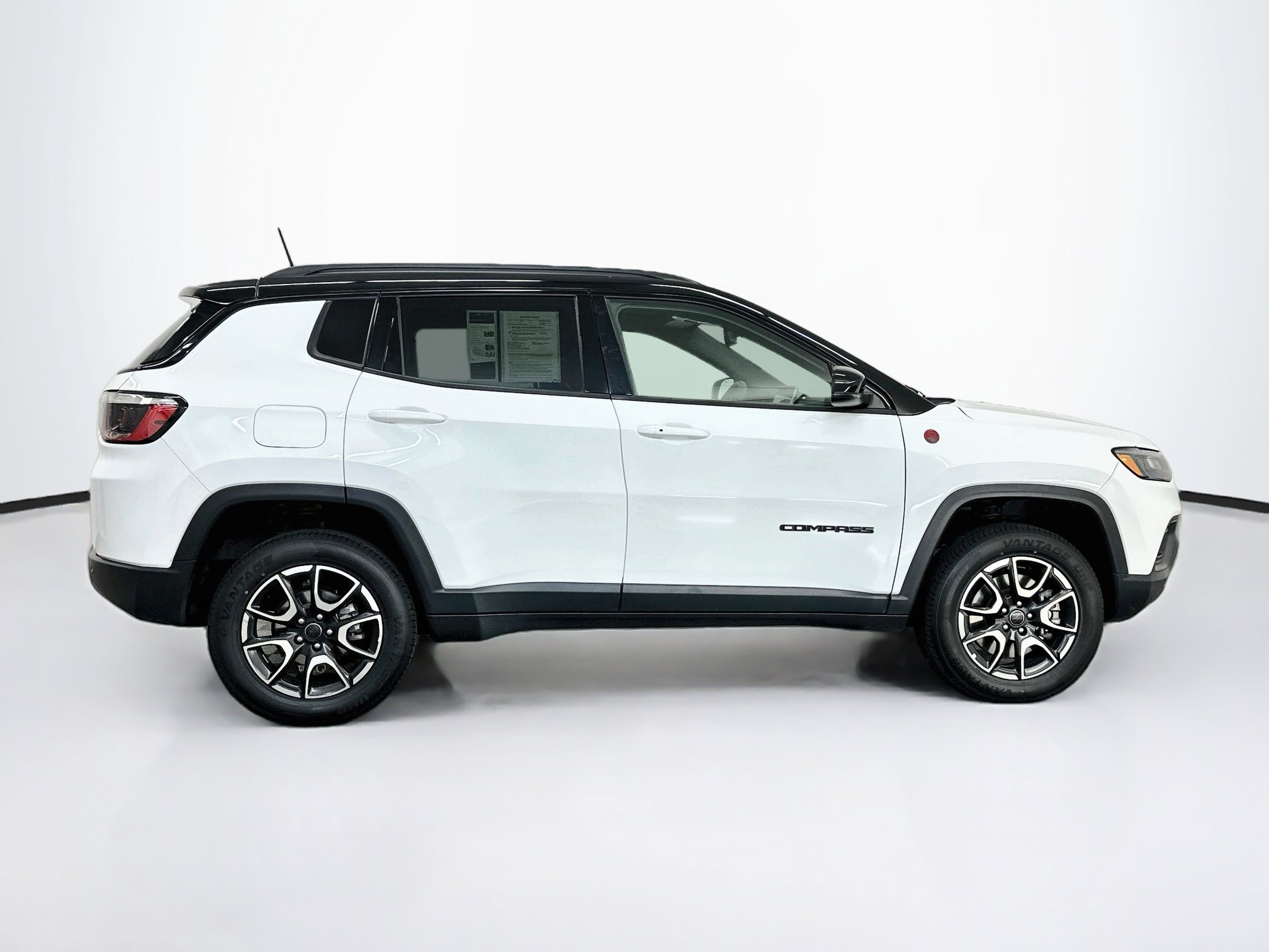 Used 2025 Jeep Compass Trailhawk AWD/4WD image 10