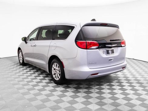 Used 2023 Chrysler Voyager LX image 4