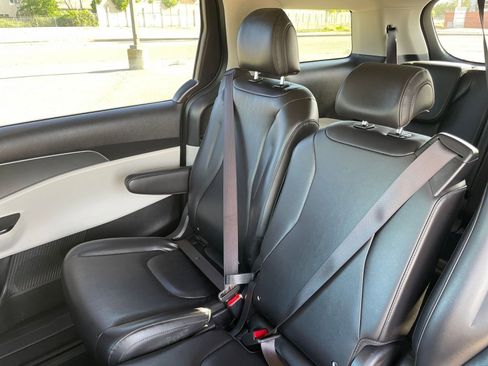 Used 2024 Kia Carnival LX image 41