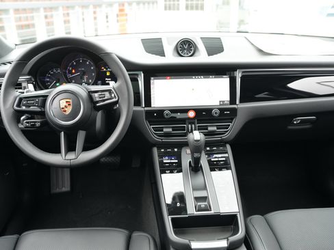 Certified 2026 Porsche Macan AWD/4WD image 23