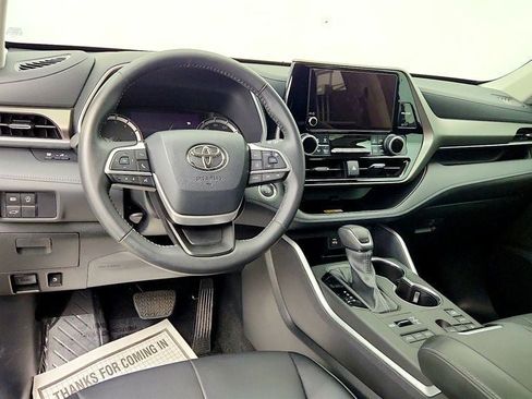 Used 2024 Toyota Highlander XLE AWD/4WD image 13