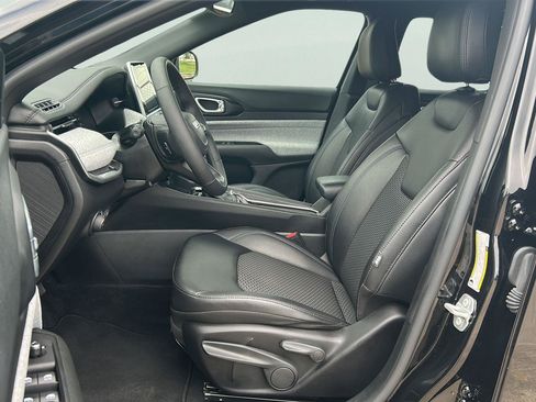 Used 2025 Jeep Compass Latitude AWD/4WD image 7
