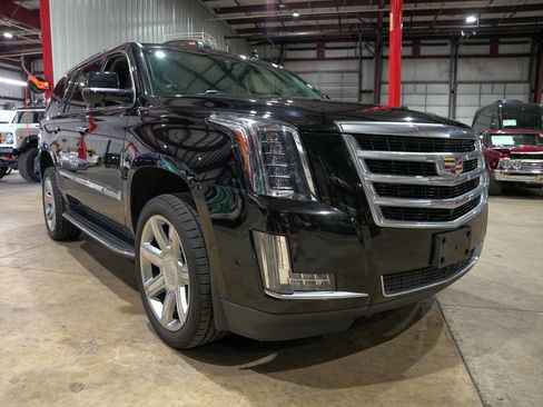 Used 2017 Cadillac Escalade Luxury AWD/4WD image 12