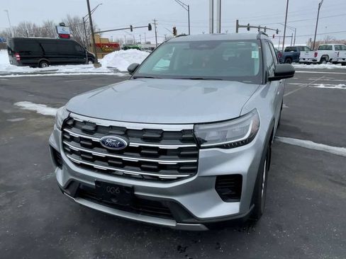 Used 2025 Ford Explorer Active AWD/4WD image 5