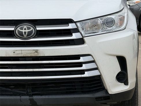Used 2017 Toyota Highlander LE image 8