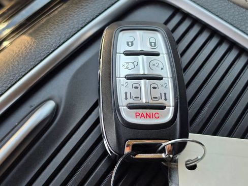 Used 2023 Chrysler Pacifica Limited FWD image 28