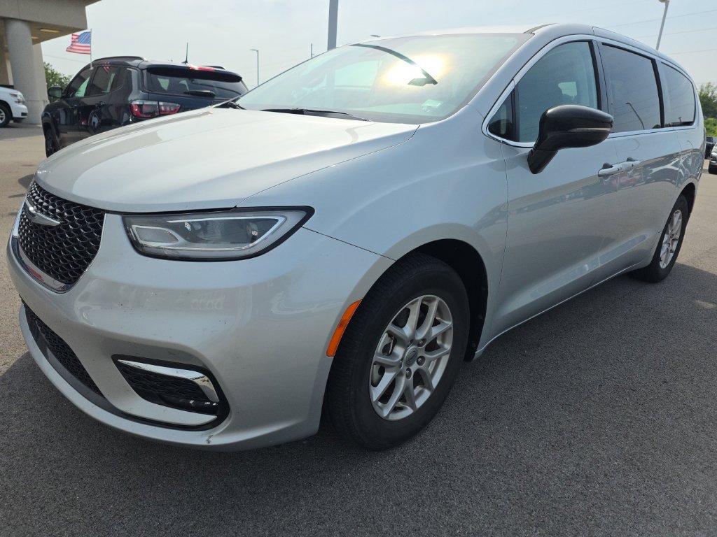 Used 2024 Chrysler Pacifica Touring-L FWD image 1