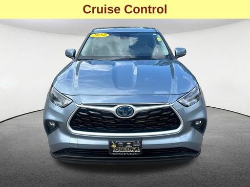 Used 2024 Toyota Highlander LE AWD/4WD image 4