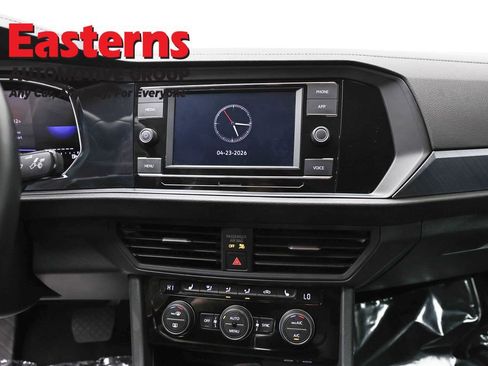 Used 2024 Volkswagen Jetta SE FWD image 12