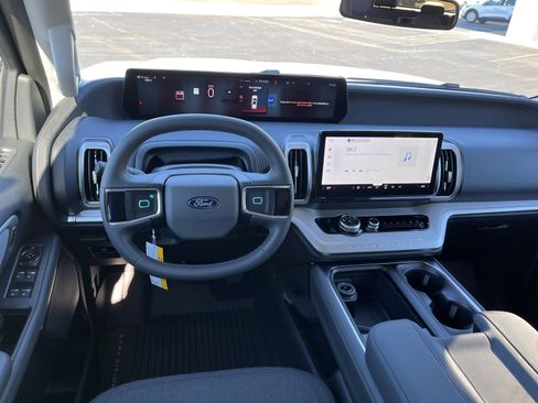 New 2026 Ford Expedition Active image 16