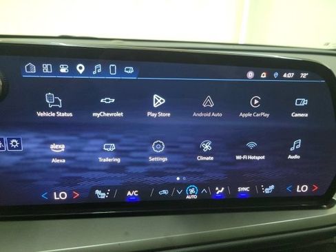Used 2025 Chevrolet Traverse LT FWD image 28
