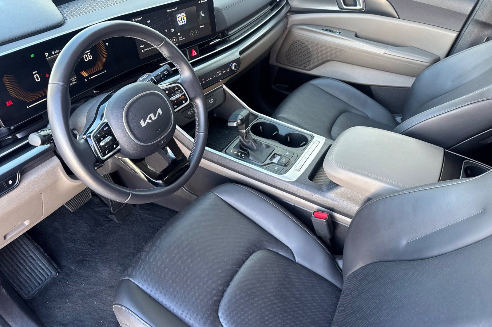 Used 2026 Kia Carnival FWD image 4