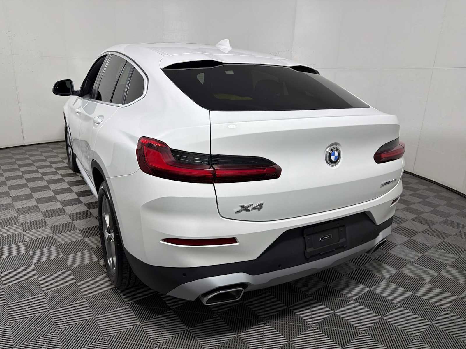 Used 2024 BMW X4 xDrive30i AWD/4WD image 5