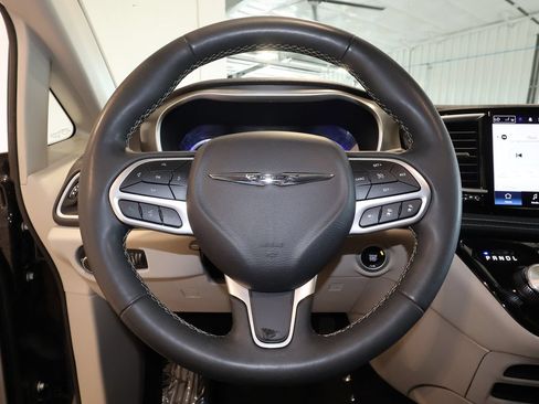 Used 2023 Chrysler Pacifica Touring-L FWD image 10