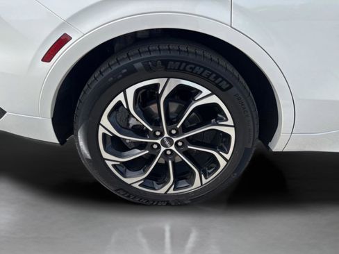 Used 2025 Lincoln Nautilus Reserve image 32