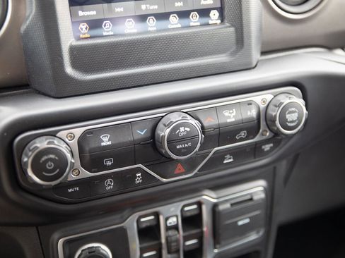 Used 2023 Jeep Gladiator Sport image 14