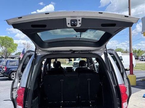 Used 2018 Dodge Grand Caravan SE image 16