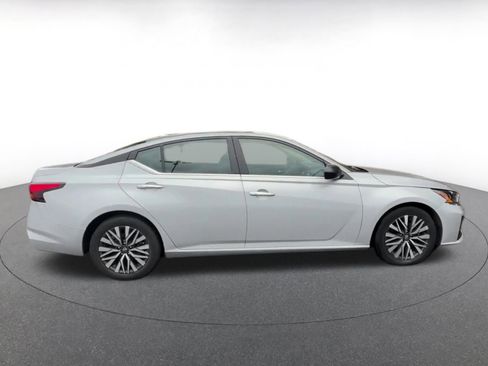 Used 2024 Nissan Altima 2.5 SV image 16