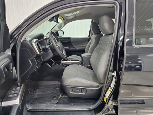 Used 2021 Toyota Tacoma SR5 w/ Technology Package image 10