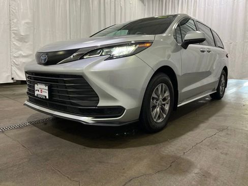 Certified 2023 Toyota Sienna LE FWD image 26