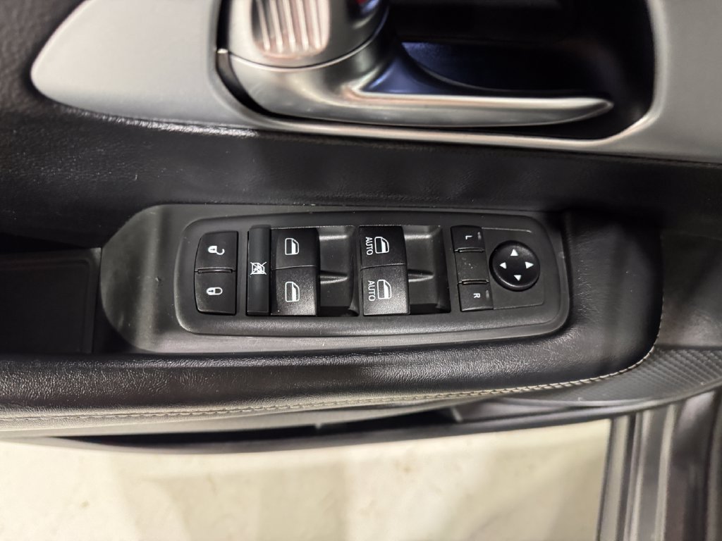 Used 2020 Chrysler Pacifica Touring w/ S Appearance Package FWD image 17