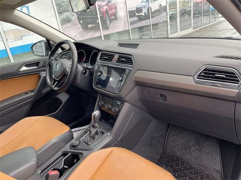 Used 2019 Volkswagen Tiguan SE w/ Panoramic Sunroof Package image 28