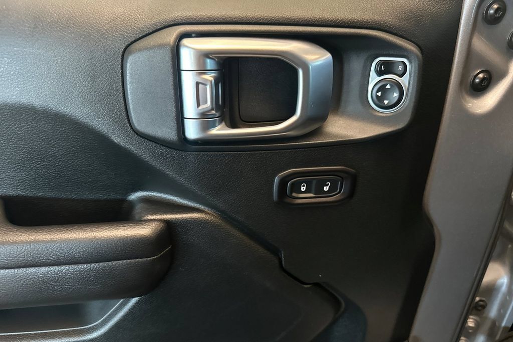 Used 2018 Jeep Wrangler Unlimited Rubicon AWD/4WD image 11