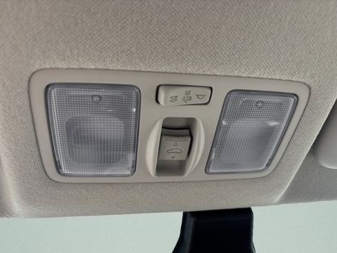 Used 2025 Hyundai Venue SEL FWD image 14