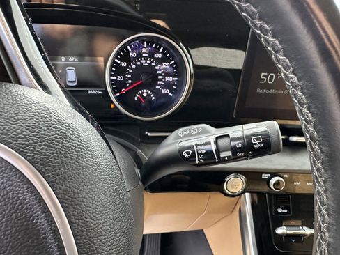 Used 2022 Kia Carnival EX image 28