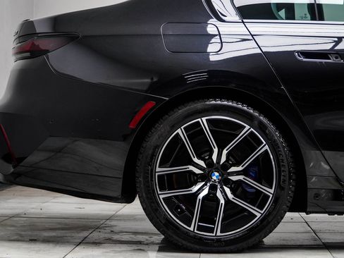 Used 2023 BMW 760i xDrive w/ Executive Package AWD/4WD image 8