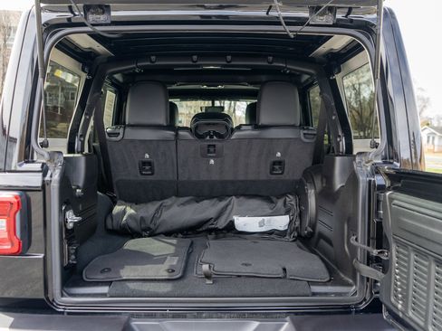 Used 2023 Jeep Wrangler Unlimited Sahara image 9