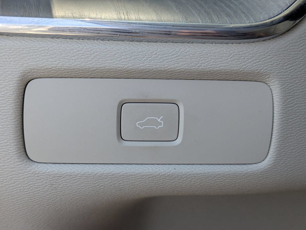 Certified 2024 Volvo XC60 B5 Ultimate w/ Protection Package Premier AWD/4WD image 34