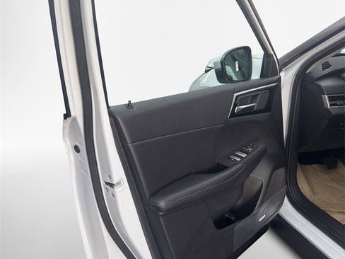 New 2025 Mitsubishi Outlander SE image 17