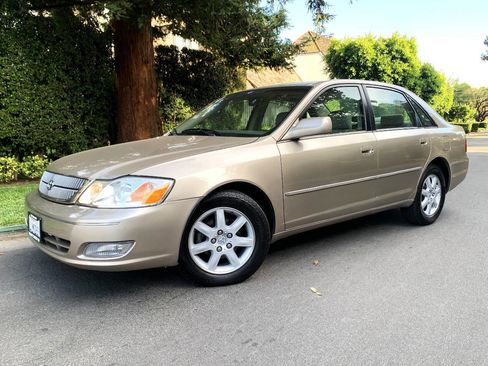 Used 2000 Toyota Avalon XLS image 3