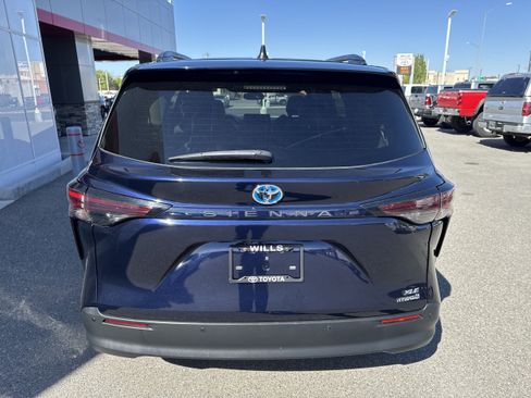 Used 2024 Toyota Sienna XLE FWD image 7