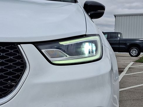 Used 2024 Chrysler Pacifica Touring-L image 28