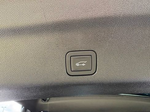 Used 2025 GMC Yukon AT4 Ultimate w/ LPO, AT4 Appearance Package AWD/4WD image 11