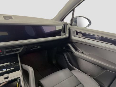 Certified 2025 Porsche Cayenne AWD/4WD image 25