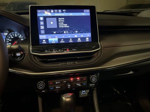 Used 2025 Jeep Compass Trailhawk w/ Trailer Tow Group image 18