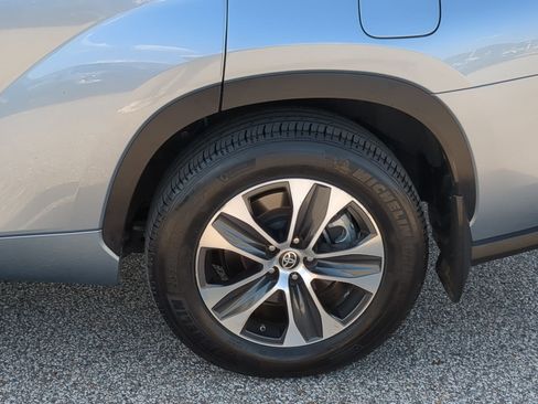 Used 2020 Toyota Highlander XLE AWD/4WD image 10
