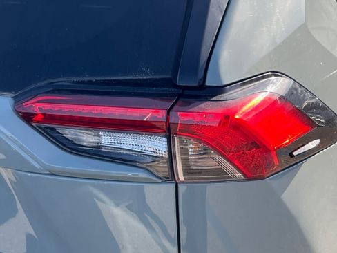 Used 2021 Toyota RAV4 XLE w/ Convenience Package AWD/4WD image 18