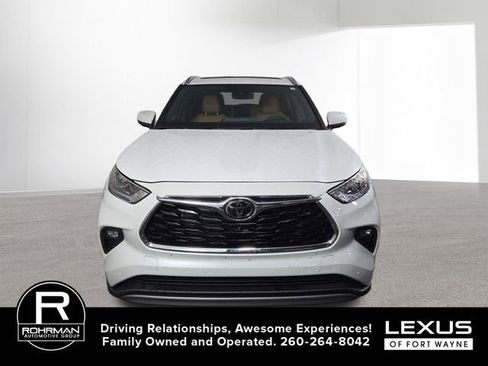 Used 2023 Toyota Highlander Platinum AWD/4WD image 3