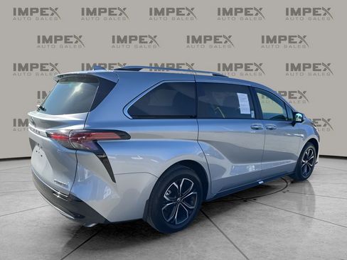 Used 2025 Toyota Sienna Platinum image 5