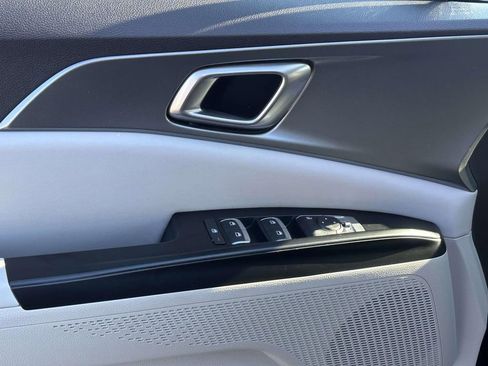 Used 2022 Kia Carnival LX image 12